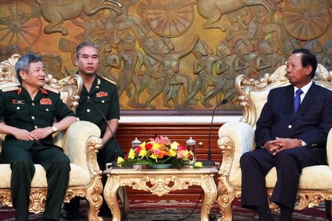 Cambodian Deputy Prime Minister and Minister of National Defence Tia Banh (right) receives Director the Vietnamese General Department of Military Intelligence Luu Duc Huy (Photo: VNA)